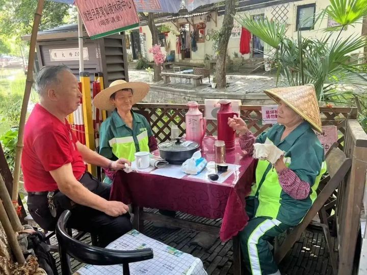 免费摆茶摊21年的他，真有好报！