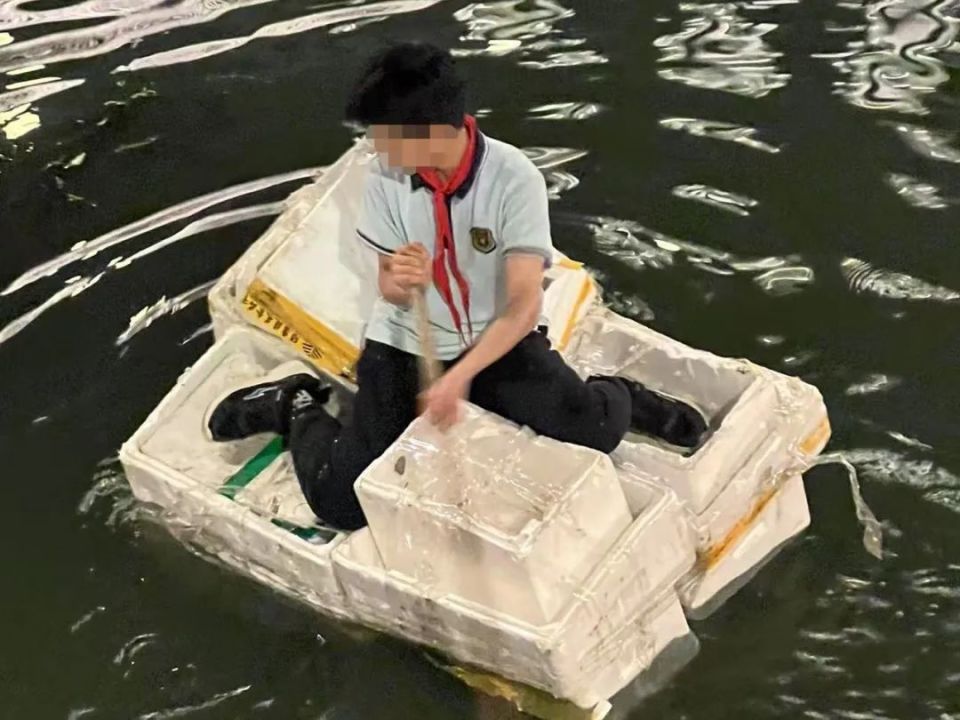 杭州一小孩哥自制泡沫船下河划水，吓坏岸边游客，交警抛绳“捞”人