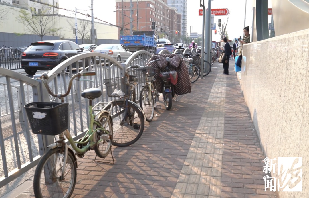 进地铁口像练功！上海市民吐槽：谁来都得扭两下