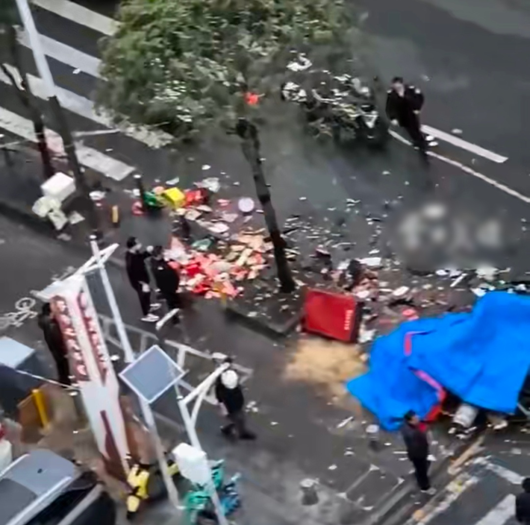 1死3伤!女子身体不适引发事故,返程安全“宝典”请收下→ 1死3伤!女子身体不适引发事故,返程安全“宝典”请收下→