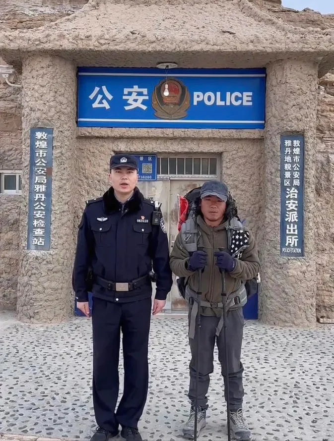 “石头”中开凿而成，甘肃敦煌一窑洞派出所走红，工作人员：清明假期每天几百人来看