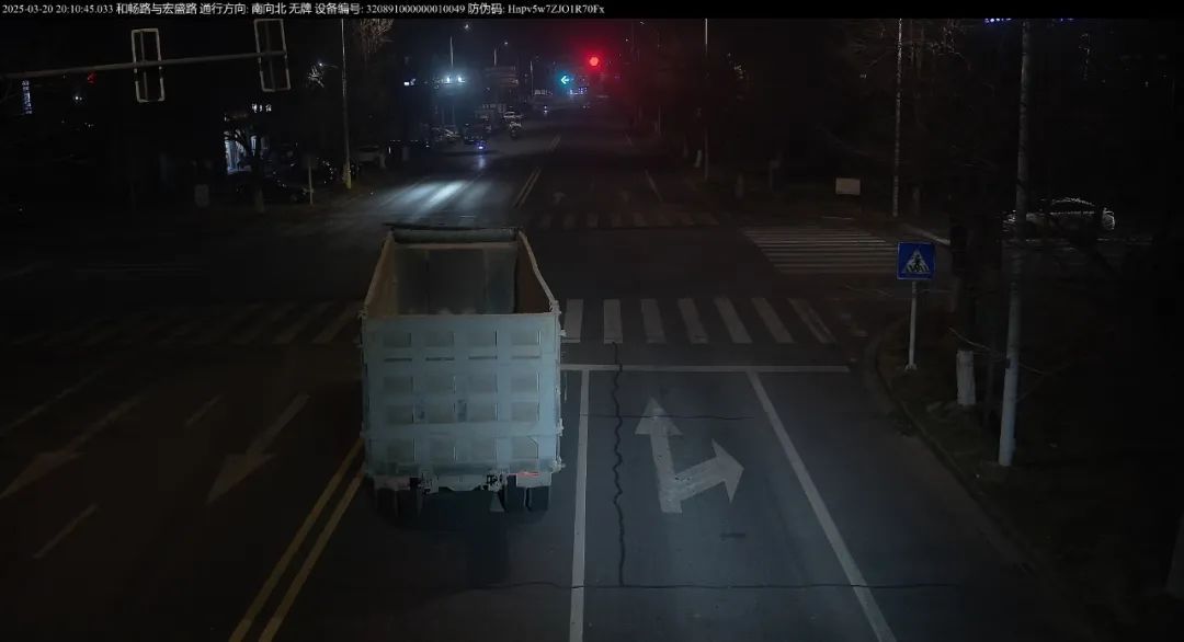 一辆渣土车“狂到没边”！连闯3红灯，警方通报