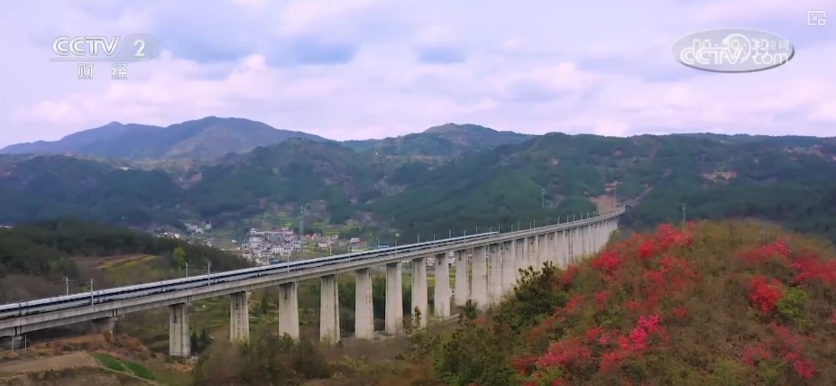清明假期中短途出行需求旺盛 坐着赏花专列饱览春日美景 清明假期中短途出行需求旺盛 坐着赏花专列饱览春日美景
