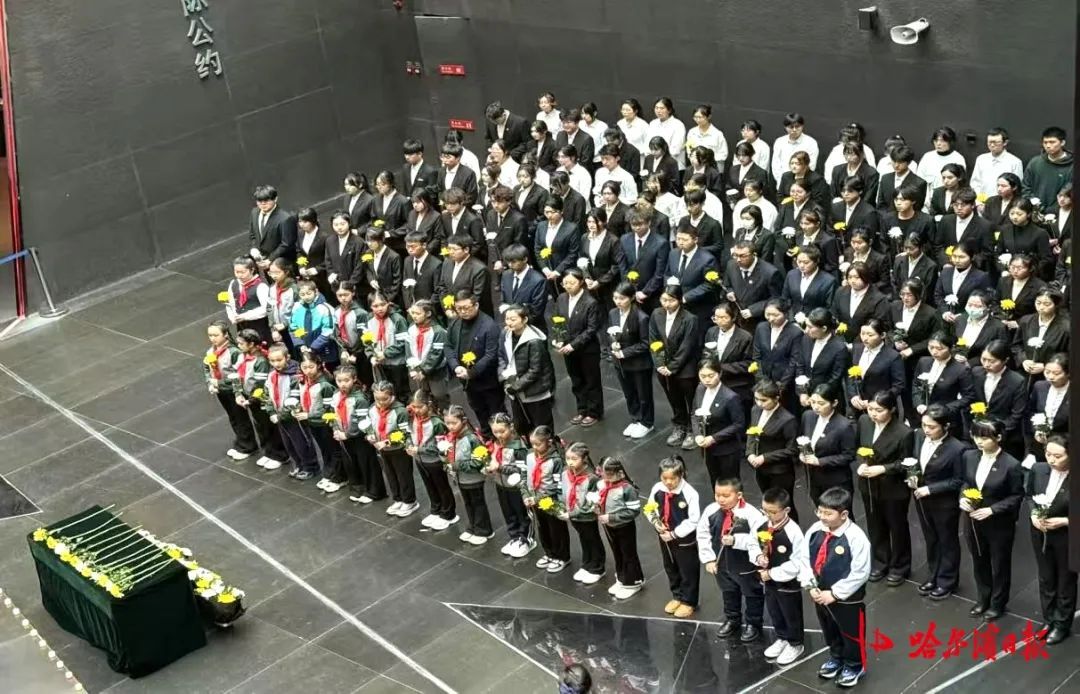 参观群众冒雨撑伞排队！3万人次清明节走进七三一陈列馆追忆历史