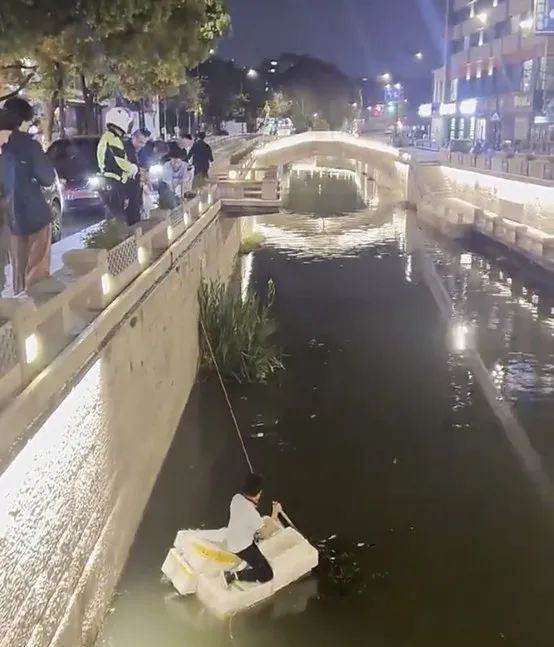 男孩上演泡沫漂流船历险记 交警抛绳捞人！