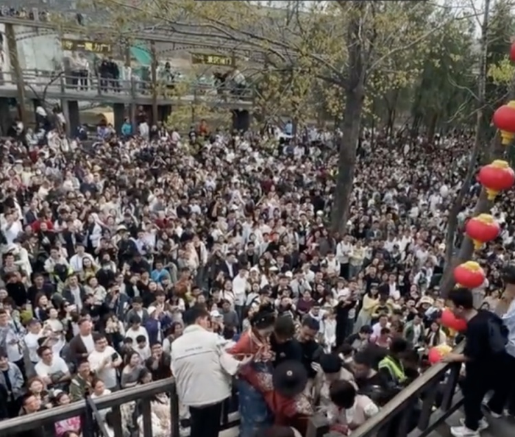 开封万岁山武侠城景区大量游客聚集 上千游客高喊：退票