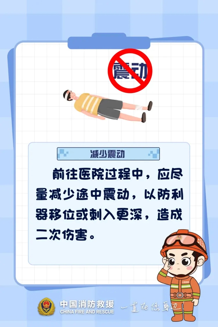 心疼！铁栅栏贯穿8岁男孩脸颊，提醒家长：假期看好孩子！