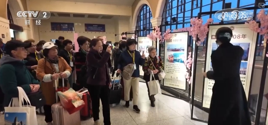 清明假期中短途出行需求旺盛 坐着赏花专列饱览春日美景 清明假期中短途出行需求旺盛 坐着赏花专列饱览春日美景