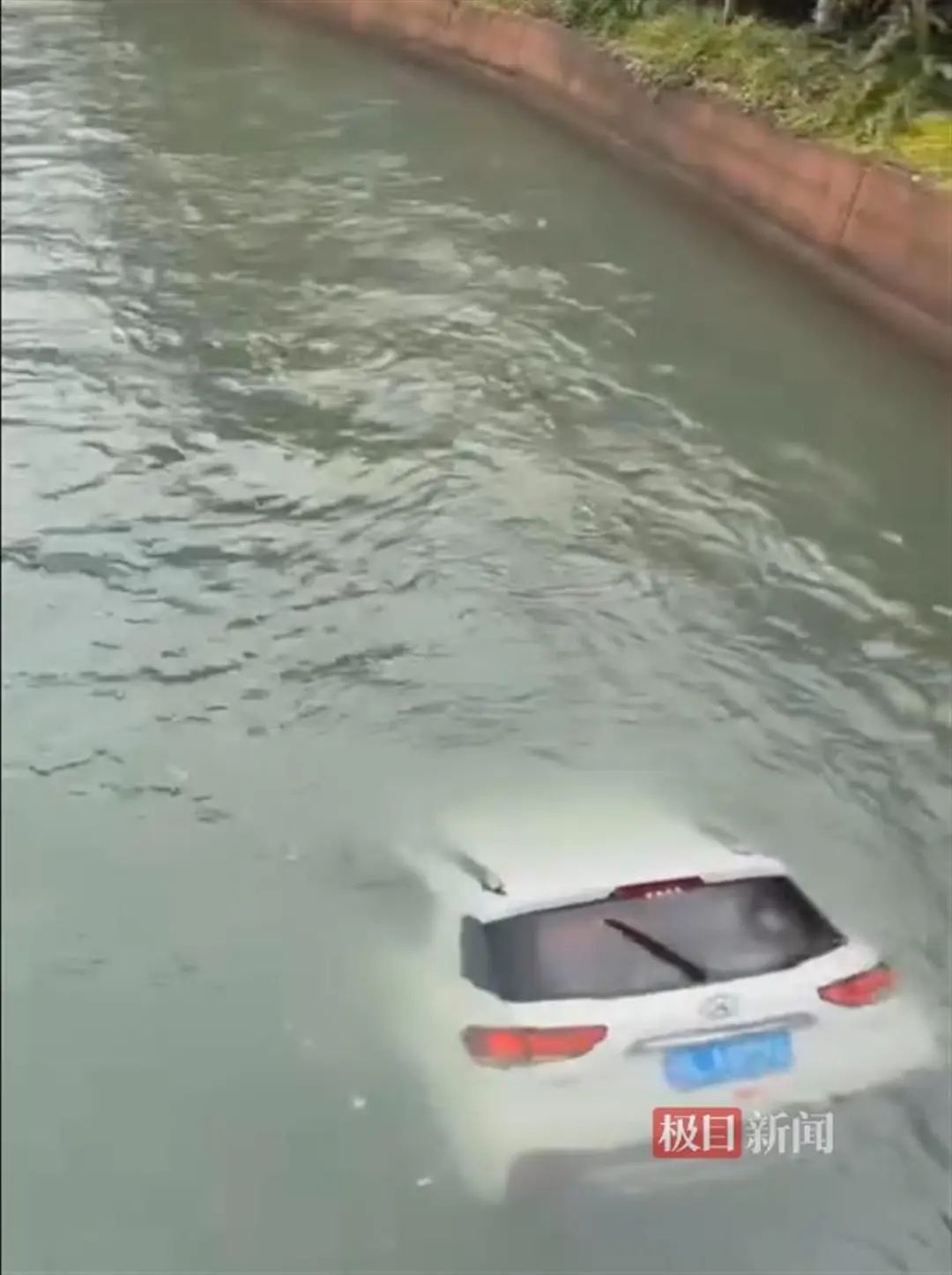 画面揪心!一车辆坠河被水流裹挟冲走,1人不幸遇难!这个黄金时间必须知道 画面揪心!一车辆坠河被水流裹挟冲走,1人不幸遇难!这个黄金时间必须知道