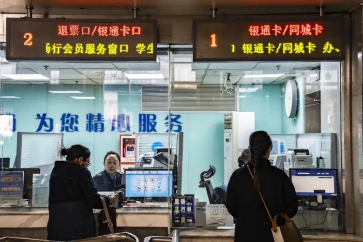 真方便！刷社保卡也能坐高铁！
