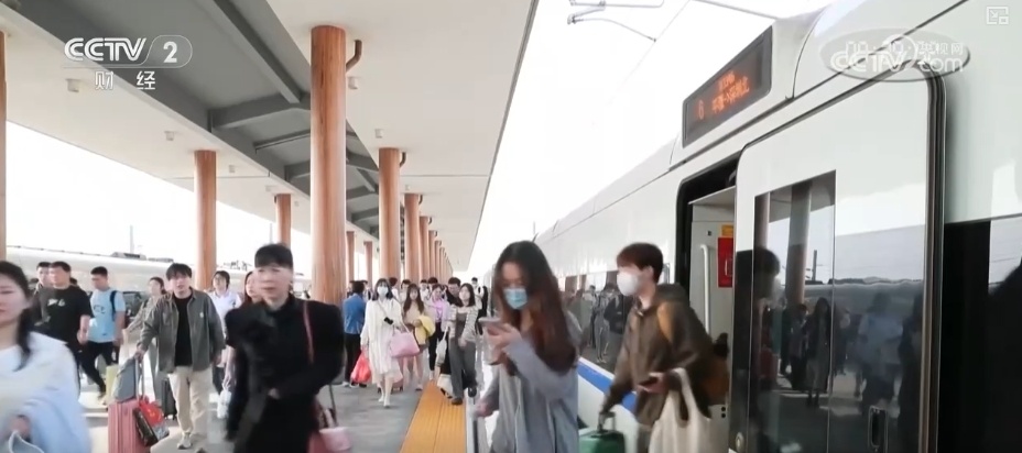 清明假期中短途出行需求旺盛 坐着赏花专列饱览春日美景 清明假期中短途出行需求旺盛 坐着赏花专列饱览春日美景