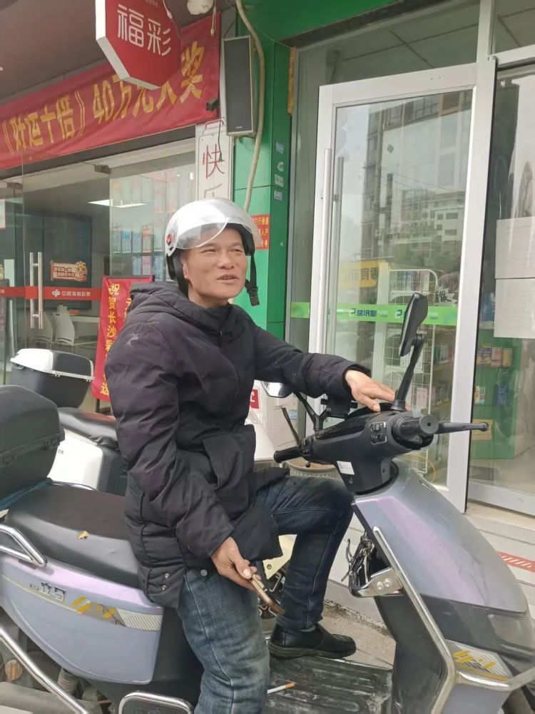 送药到家顾客“失联”!长沙外卖小哥担心是救命药差点报警,女顾客:求表扬 送药到家顾客“失联”!长沙外卖小哥担心是救命药差点报警,女顾客:求表扬