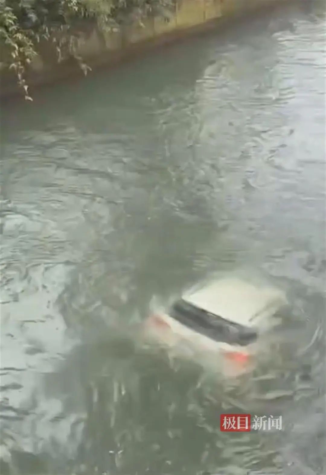 乐山一车辆坠河漂走,当地:车内有一人,已不幸遇难 乐山一车辆坠河漂走,当地:车内有一人,已不幸遇难