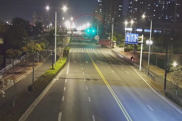 一辆渣土车“狂到没边”！连闯3红灯，警方通报