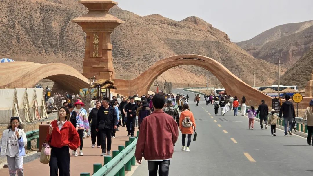 赏花 逛展 遛娃……多元体验带动消费热潮！兰州市民踏青悠游乐享假期