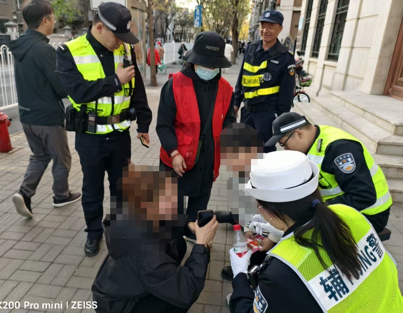 “别怕！阿姨在一定能找到妈妈！”