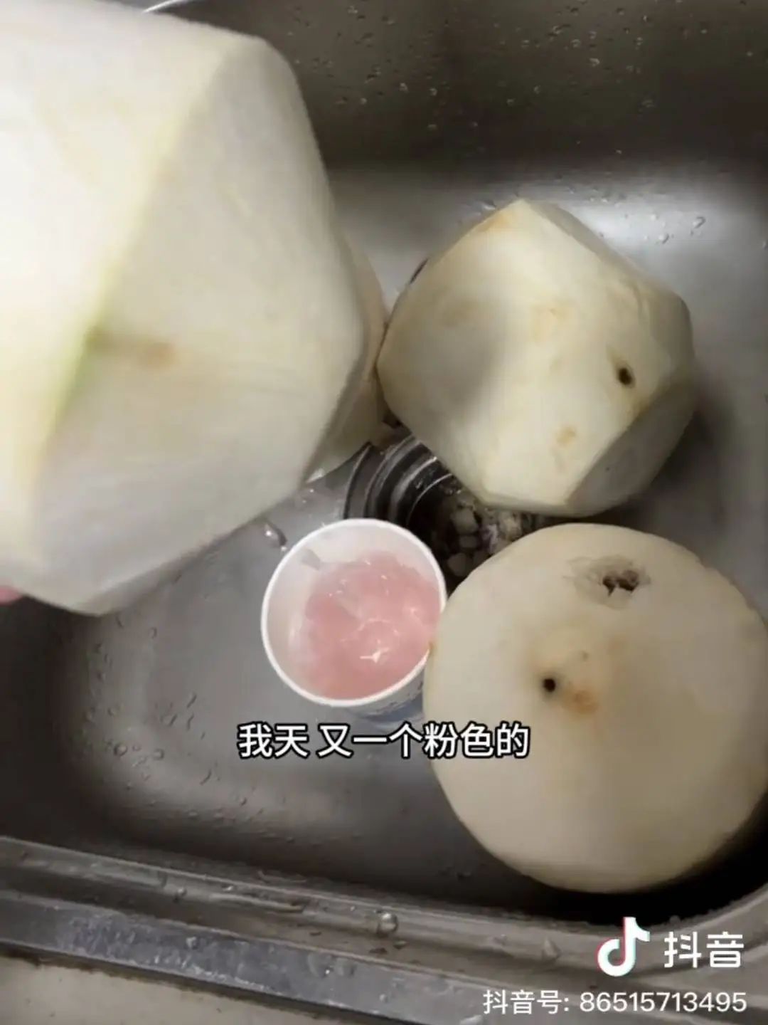 4个椰青倒出3种颜色椰子水？专家提醒：这种颜色的不能喝！