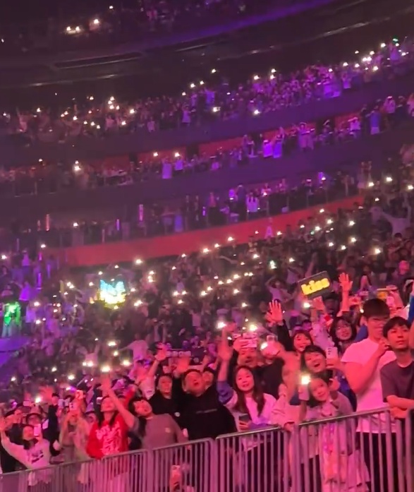 陈奕迅深夜连发11个……热搜第一! 陈奕迅深夜连发11个……热搜第一!