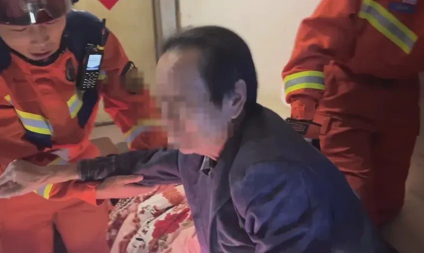 独臂爷爷“硬核”翻窗进家，下一秒却“悲剧”了！消防提醒