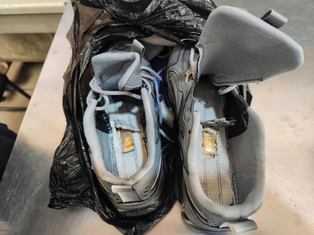 昆明海关查获入境旅客鞋底夹藏黄金200克 昆明海关查获入境旅客鞋底夹藏黄金200克