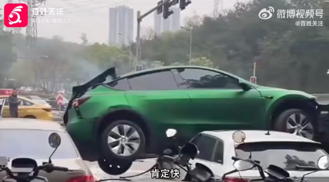 现场一片狼藉！一车失控撞上花坛，腾空落下后砸中5辆车