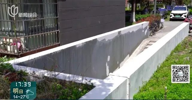 上海一小区通道旁竟有"大坑"，还不止一个！居民: 太危险