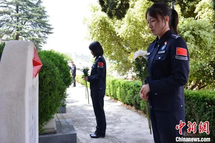 父亲，我是多么想让你看看我穿上警服的样子……