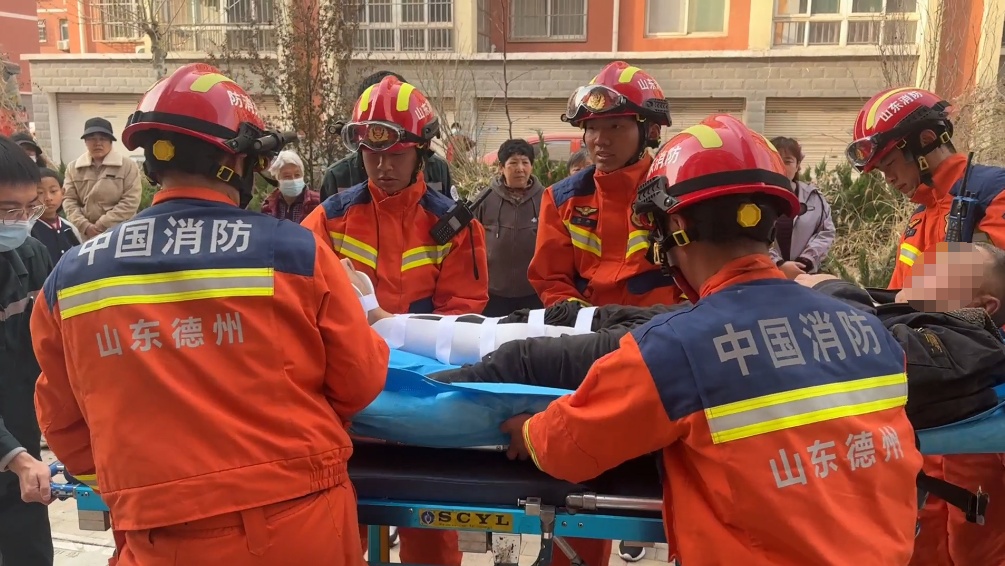 独臂爷爷“硬核”翻窗进家，下一秒却“悲剧”了！消防提醒