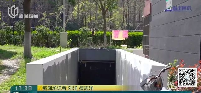 上海一小区通道旁竟有"大坑"，还不止一个！居民: 太危险