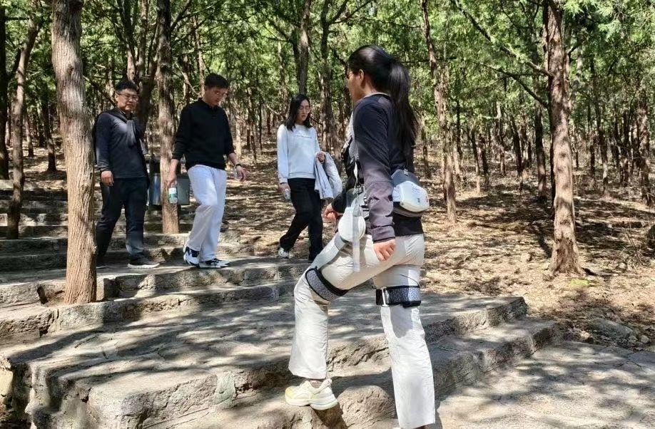 大批机器人涌入景区：登山神器、引流“社牛”，还要打造IP