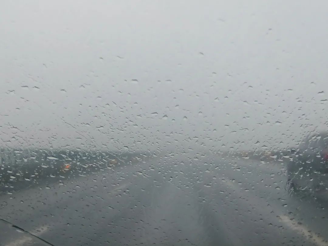 昨夜今晨，贵阳出现雷雨天气