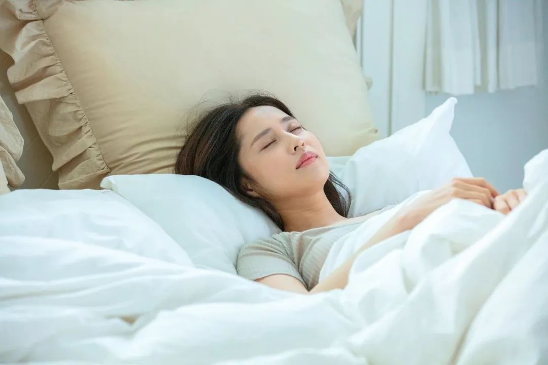 睡姿不对睡醒更累！这3种睡姿容易伤身，现在改还来得及→
