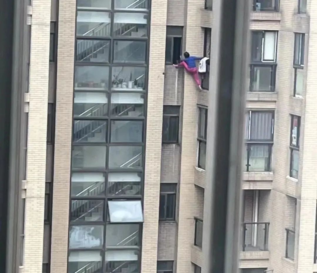 独臂爷爷“硬核”翻窗进家，下一秒却“悲剧”了！消防提醒
