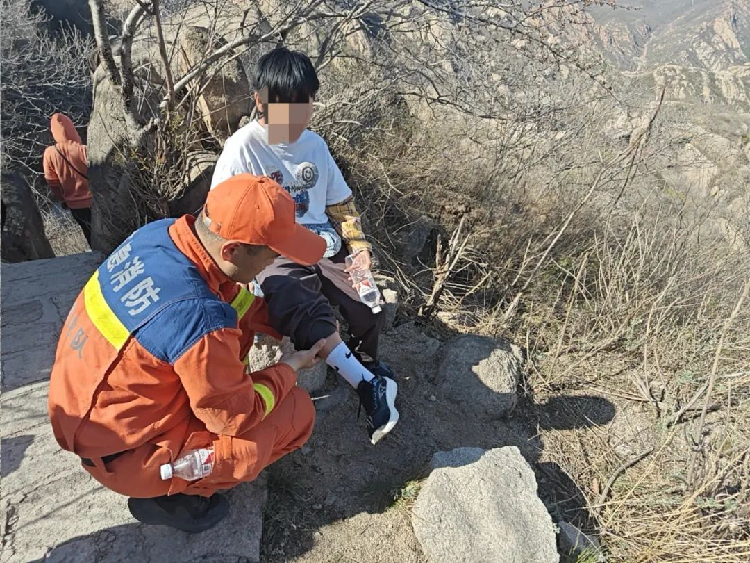 48分钟接力！北京海淀消防员背起受伤男孩走完“最暖下山路”