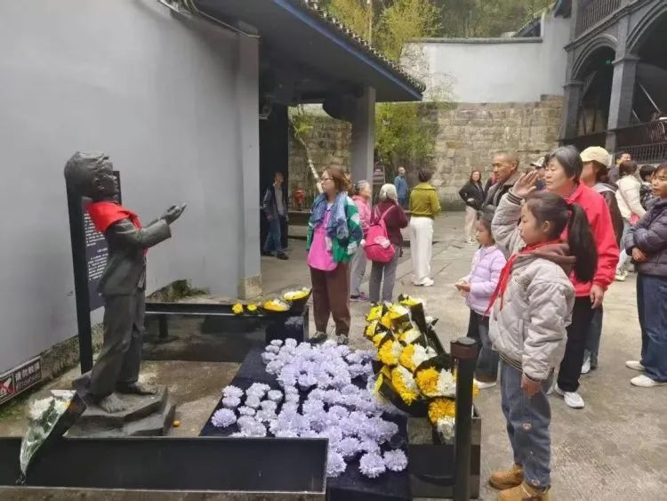 你是不是915万分之一?重庆文旅2025清明假期交出亮眼“成绩单” 你是不是915万分之一?重庆文旅2025清明假期交出亮眼“成绩单”