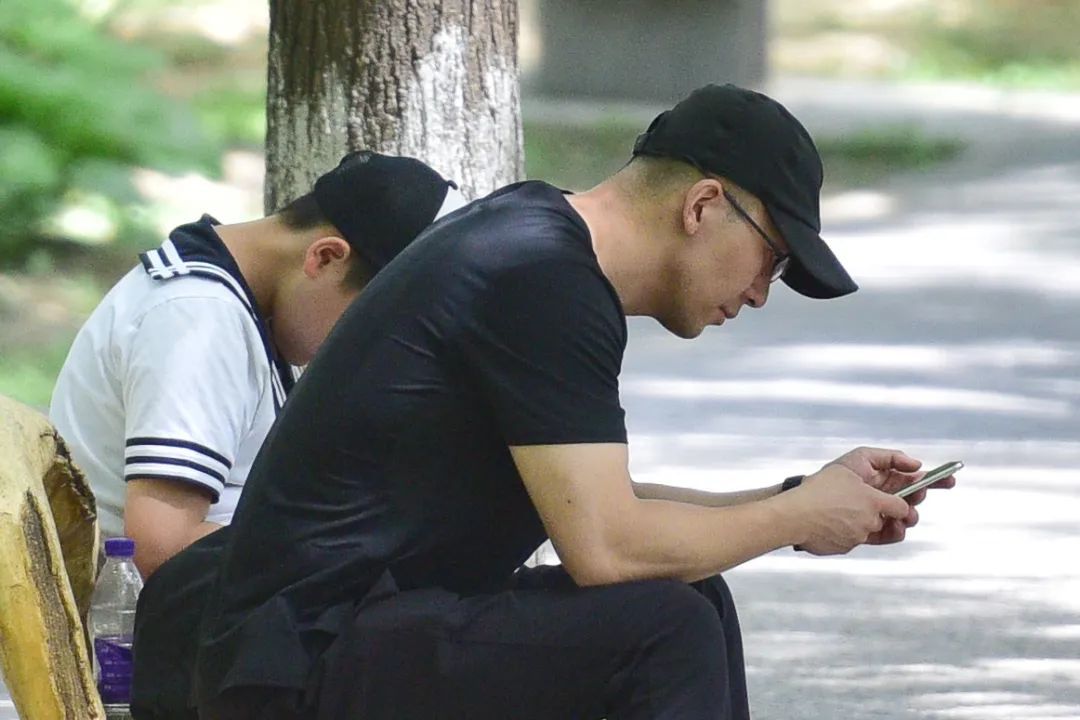 睡觉手机放床头,会不会致癌?比这更可怕的是4个时间玩手机 睡觉手机放床头,会不会致癌?比这更可怕的是4个时间玩手机