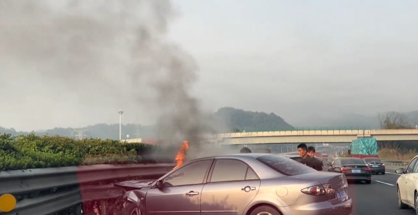 高速上车辆起火门打不开！他一肘砸下去.....