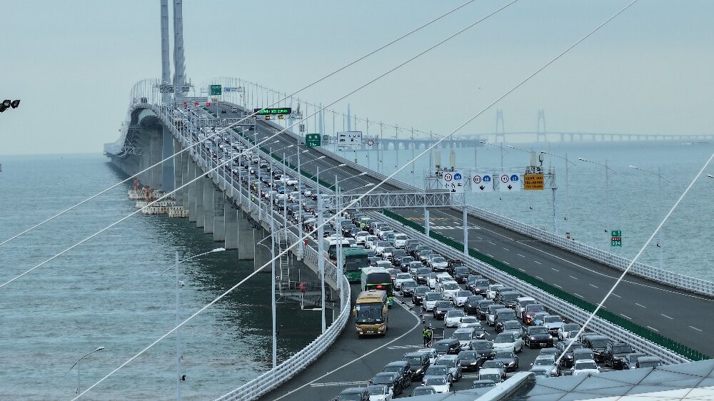 今年第3次刷新纪录!港珠澳大桥涌动港澳居民出行潮 今年第3次刷新纪录!港珠澳大桥涌动港澳居民出行潮