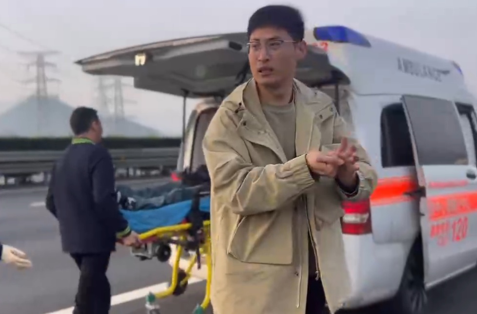 高速上车辆起火门打不开！他一肘砸下去.....