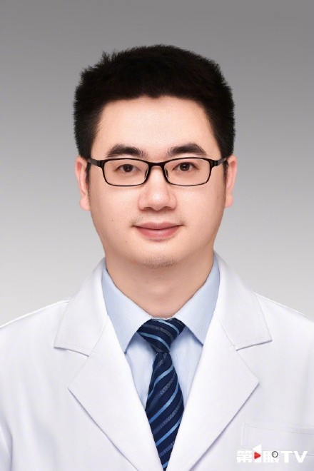 万米高空的急救！男孩突发急病 两位重庆医生出手