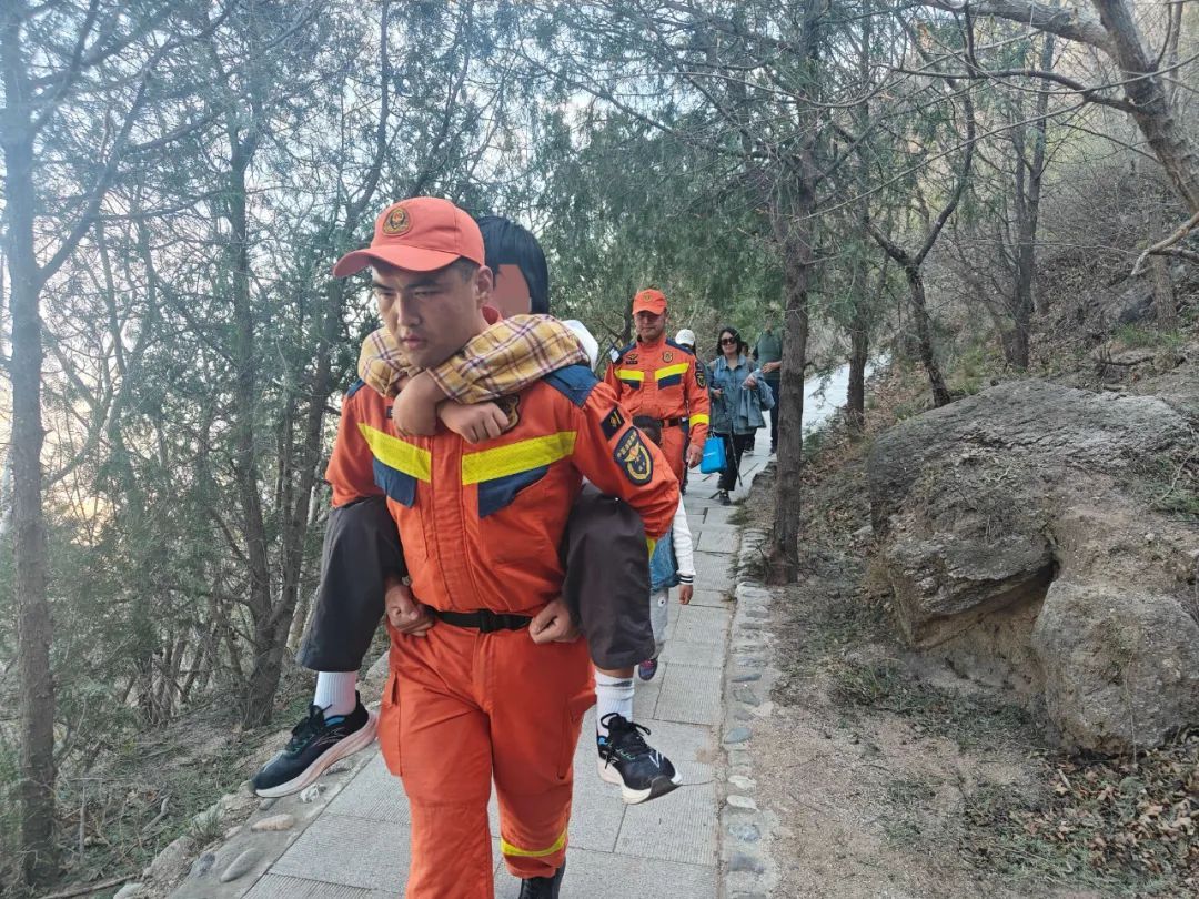 48分钟接力！北京海淀消防员背起受伤男孩走完“最暖下山路”