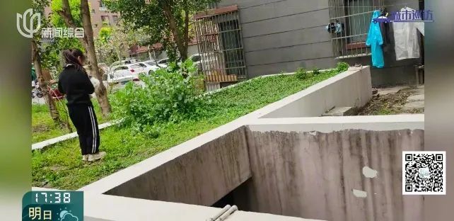 上海一小区通道旁竟有"大坑"，还不止一个！居民: 太危险