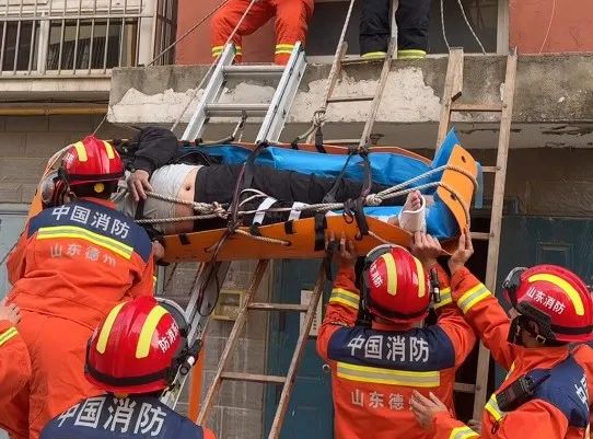 独臂爷爷“硬核”翻窗进家，下一秒却“悲剧”了！消防提醒