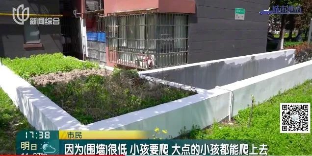 上海一小区通道旁竟有"大坑"，还不止一个！居民: 太危险