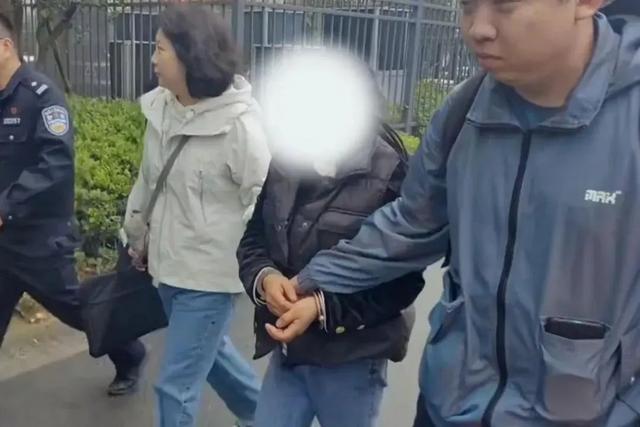 18年亡命路终结！警方千里追凶，锤杀独居老人的保姆栽了