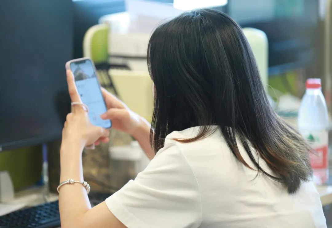 睡觉手机放床头,会不会致癌?比这更可怕的是4个时间玩手机 睡觉手机放床头,会不会致癌?比这更可怕的是4个时间玩手机