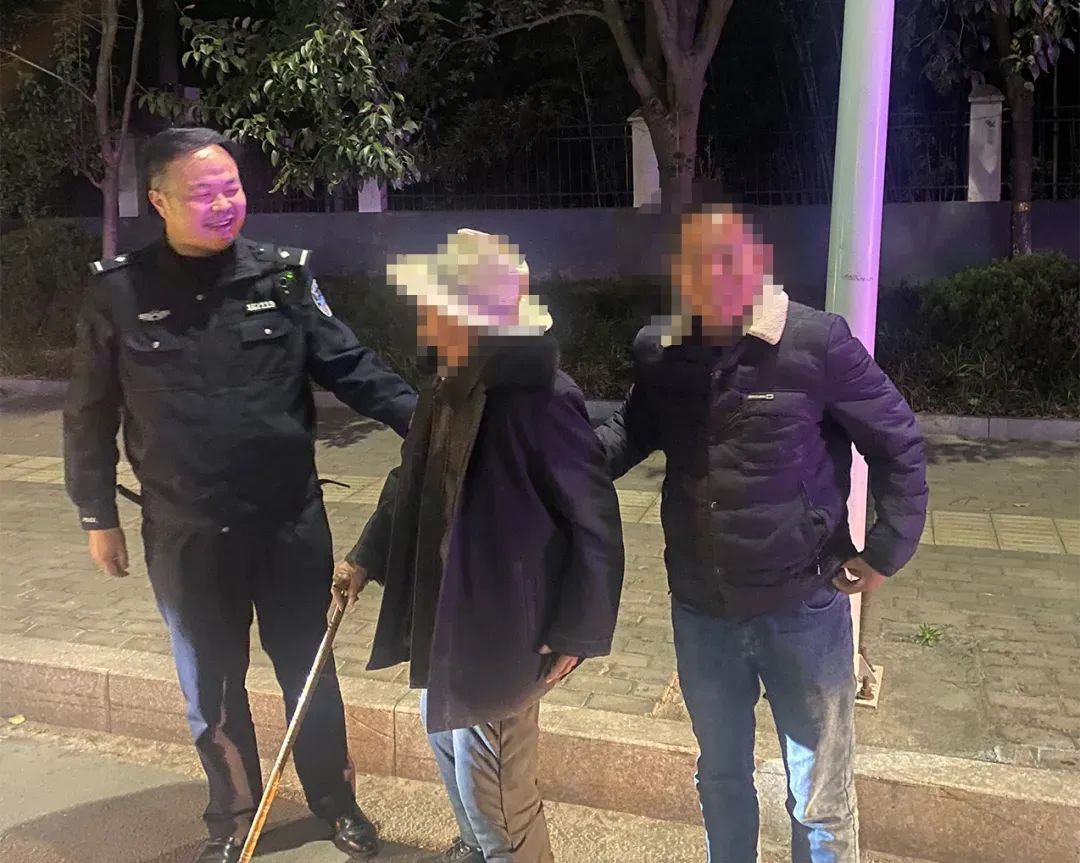 惊险一幕！小孩陷入泥浆……