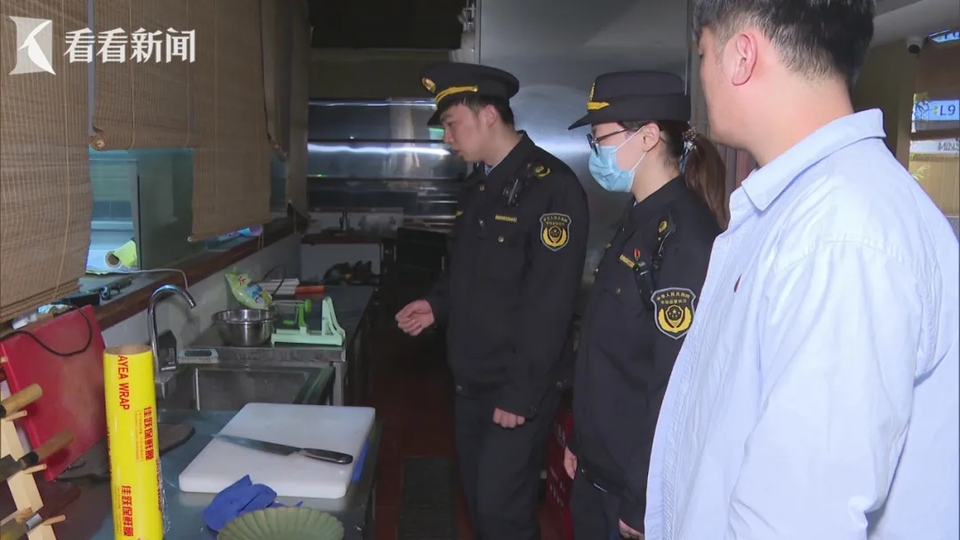 看吐了！事发上海知名商场，掉在地上的刺身被直接摆回餐盘？有食客称上吐下泻