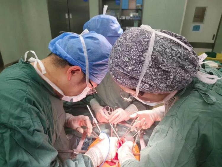 女子突然确诊晚期，瞬间崩溃：去年一切正常啊！医生提醒：有这3个症状，赶紧就医