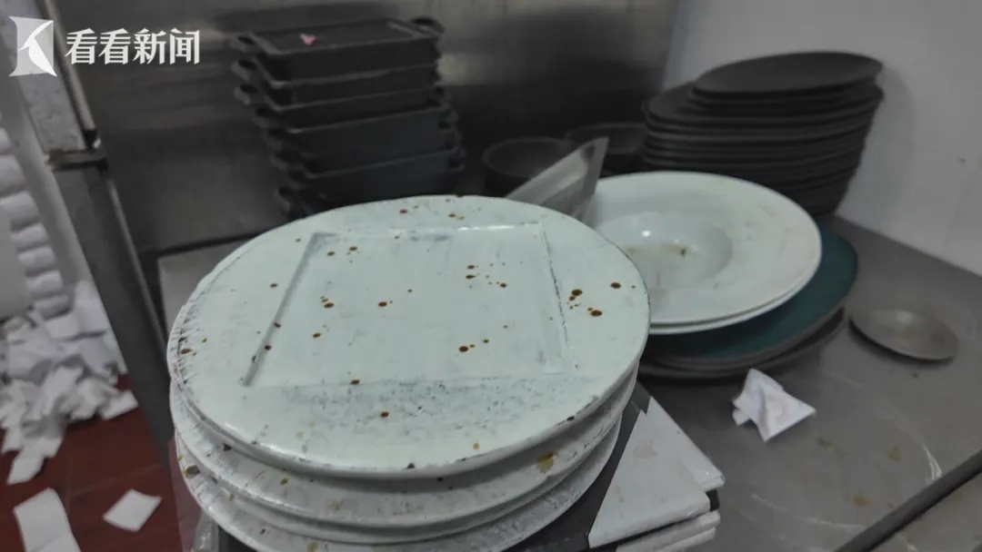 看吐了！事发上海知名商场，掉在地上的刺身被直接摆回餐盘？有食客称上吐下泻